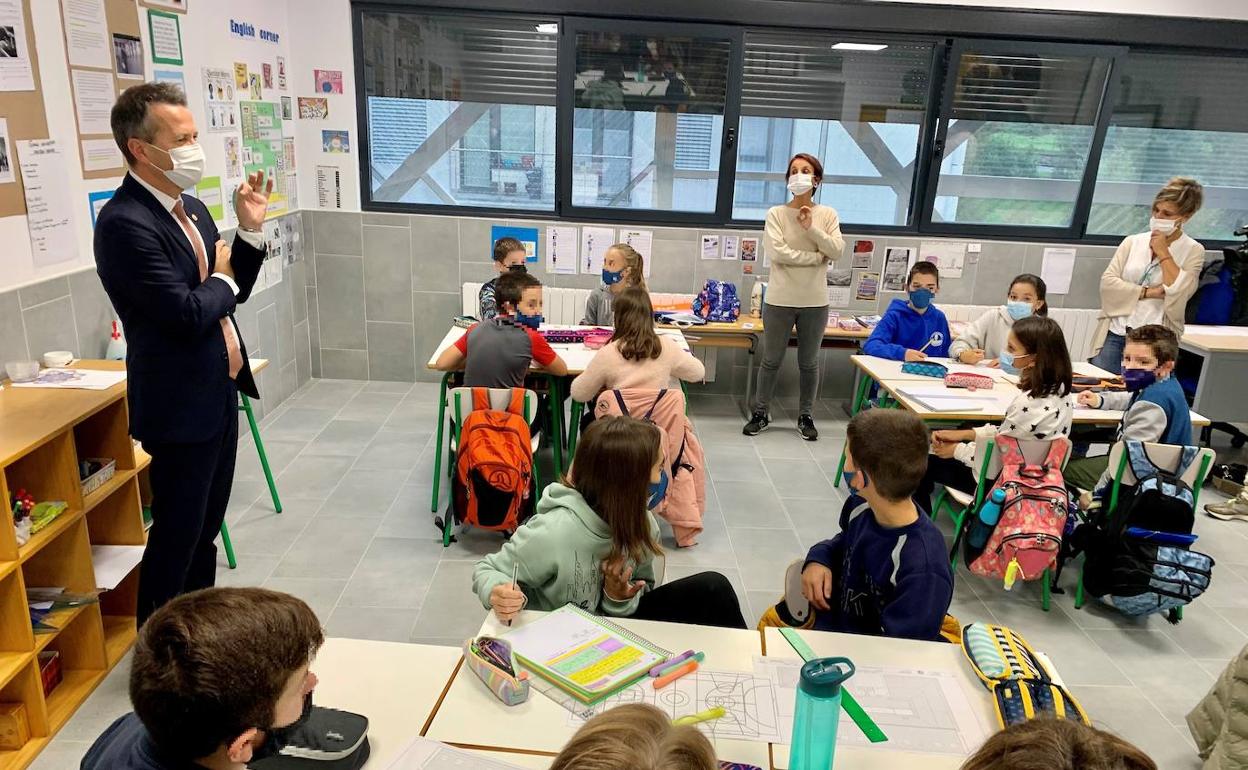 El consejero Jokin Bildarratz en su visita este miércoles al colegio público de Antzuola