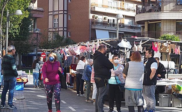 Los vecinos que se han acercado al mercadillo de Zumaia han acudido con mascarilla