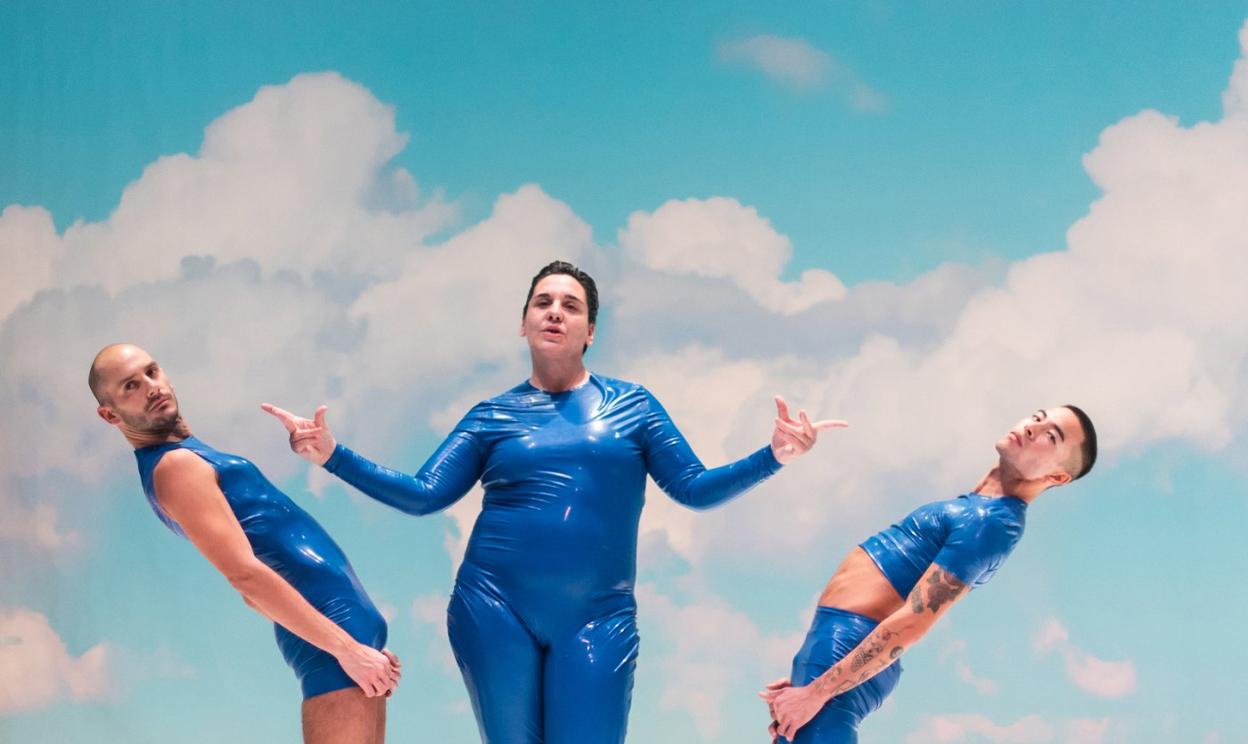 Jaiotz Osa, Oihana Varela y Raymond Naval durante un momento de su espectáculo 'Kenophobia', que llega mañana al Leidor.