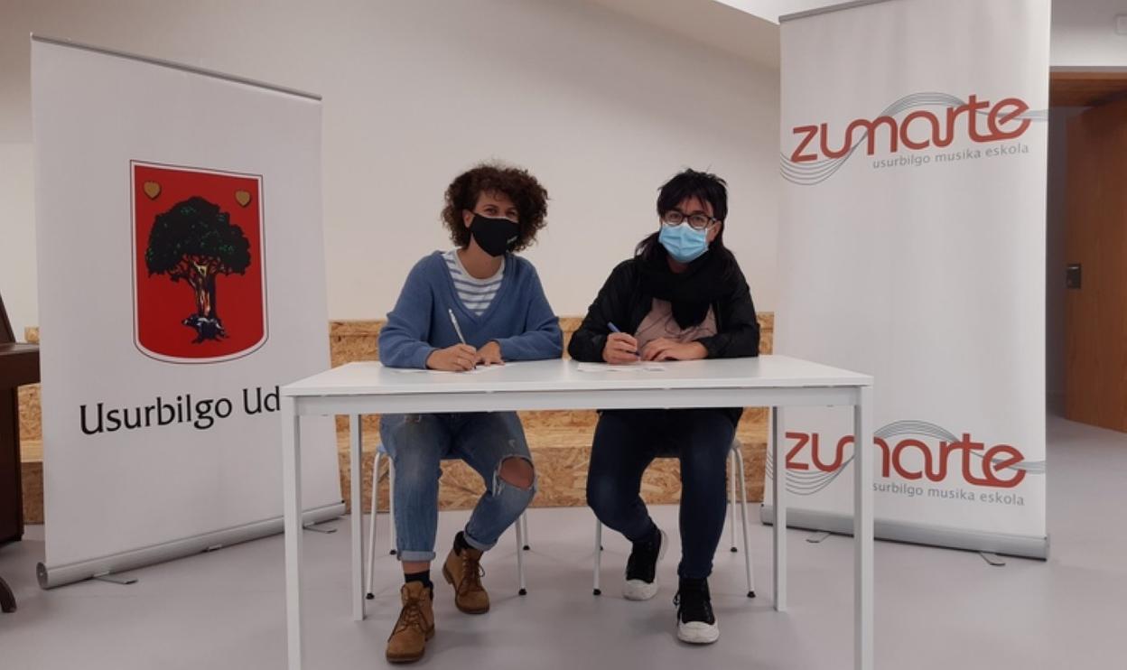 Agurne Alkorta Zumarteko ordezkaria eta alkatea hitzarmena sinatzen. 