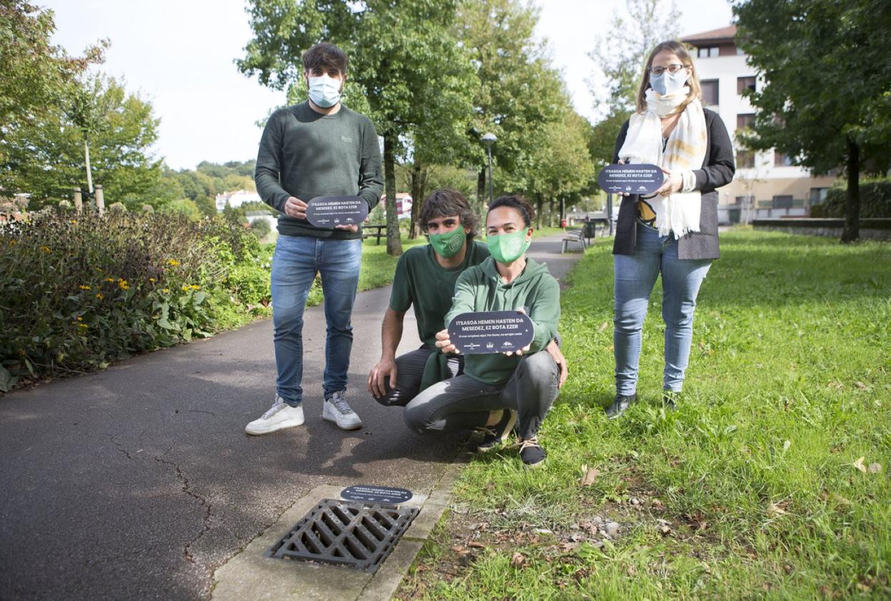 Borja Olazabal, Mikel Alcantarilla, Laida Rodríguez y Leire Zubitur con las nuevas placas. 