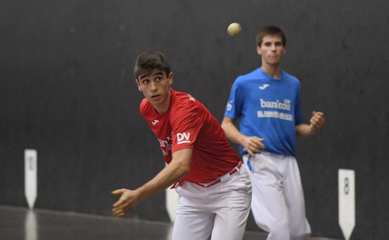 Mikel Etxeberria, con Ander Garmendia a su espalda, jugó en la categoría promesas en 2019. 
