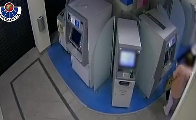 Alerta por el 'timo del ayudante': Así timaba una pareja de franceses a personas mayores en cajeros de Gipuzkoa