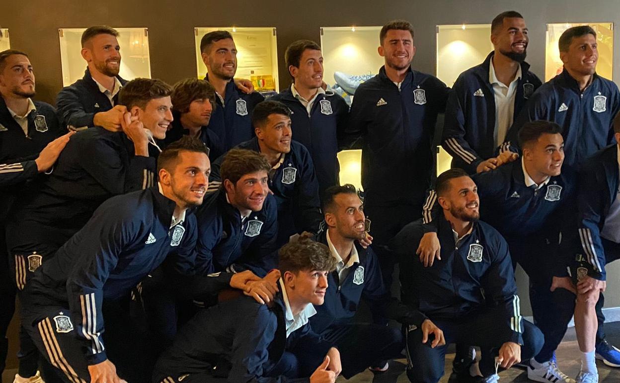 Mikel Oyarzabal y Mikel Merino, de comida en el restaurante de Javier Zanetti.