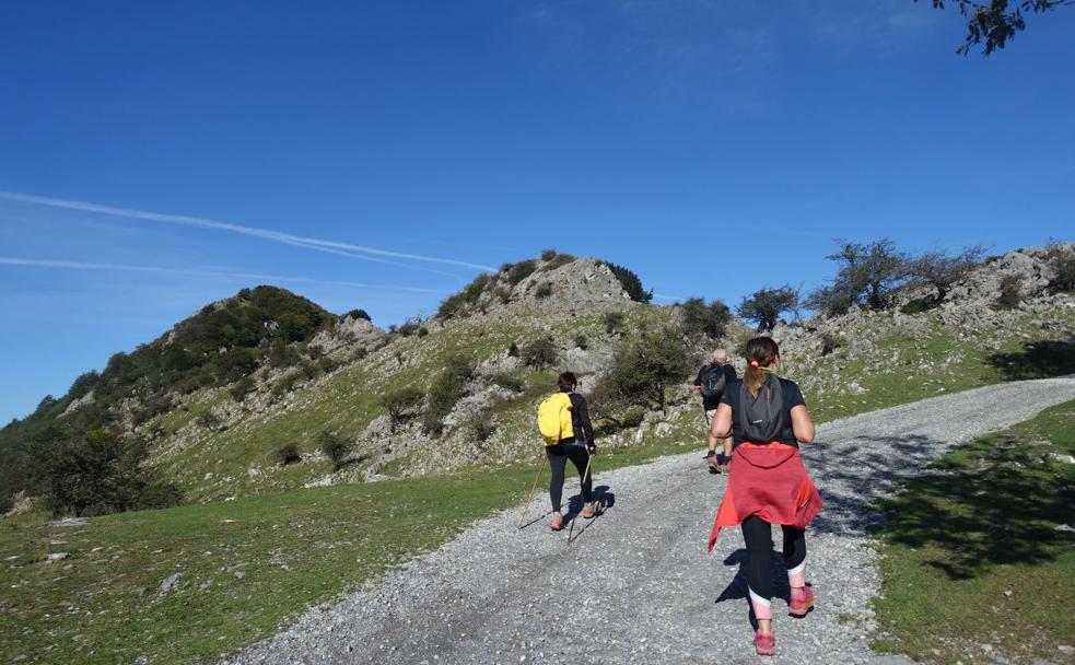 Mendizales por la pista que conduce al alto del macizo con Kakueta, la segunda cima, a la izquierda de la imagen.