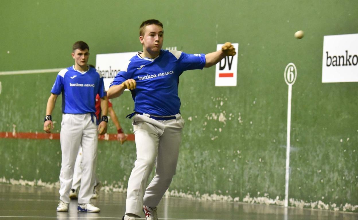 Unai Amiano suelta la zurda con su zaguero Unai Albeniz a la expectativa anoche en Zizurkil. 