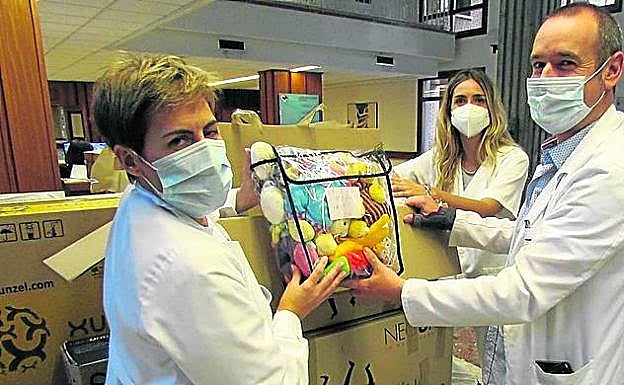 Trabajadores de Aita Menni, durante la recogida. 