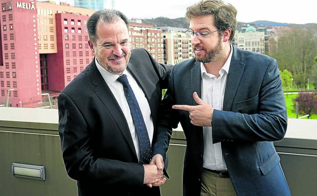 El presidente del PP vasco, Carlos Iturgaiz, estrecha la mano de Luis Gordillo en Bilbao. 