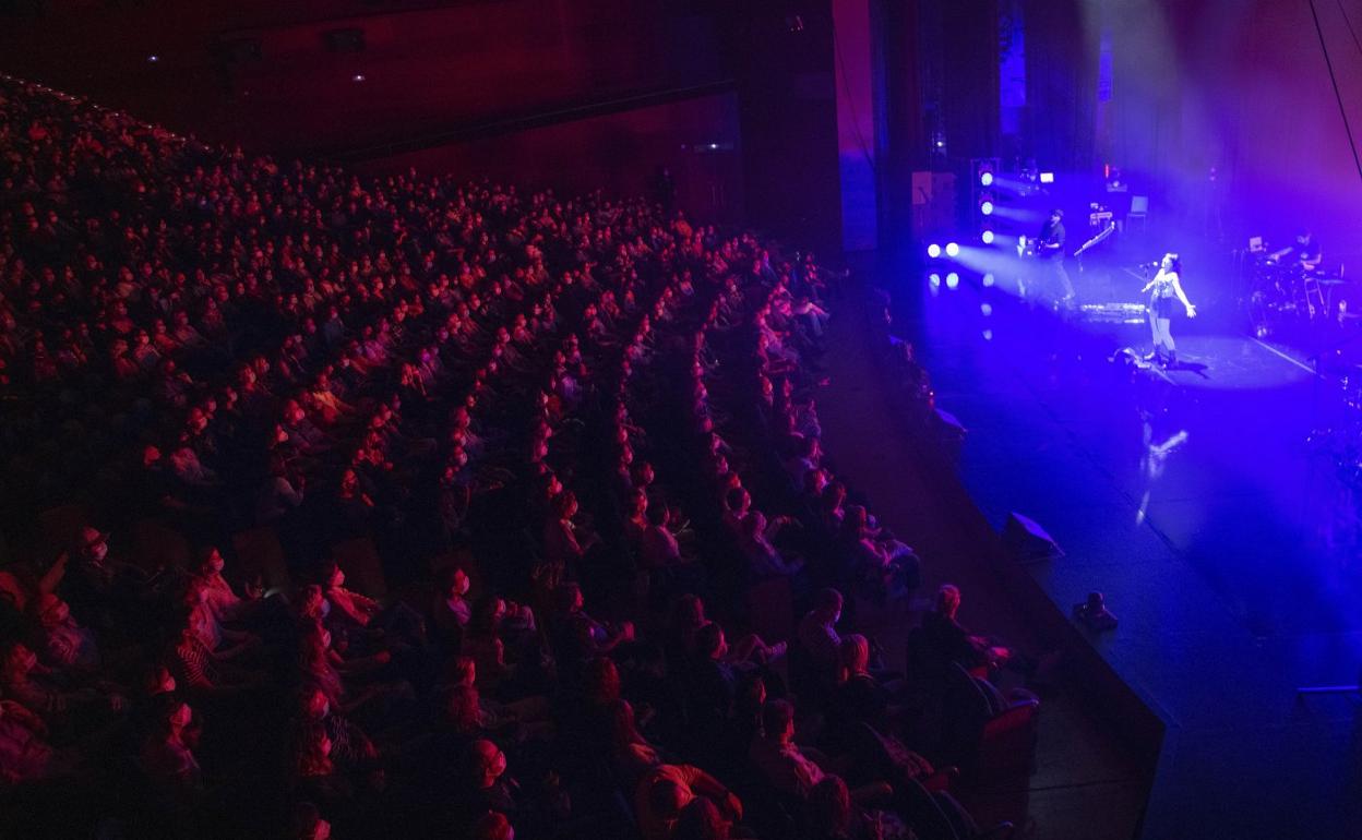 Amaral al inicio de su concierto en el Kursaal.