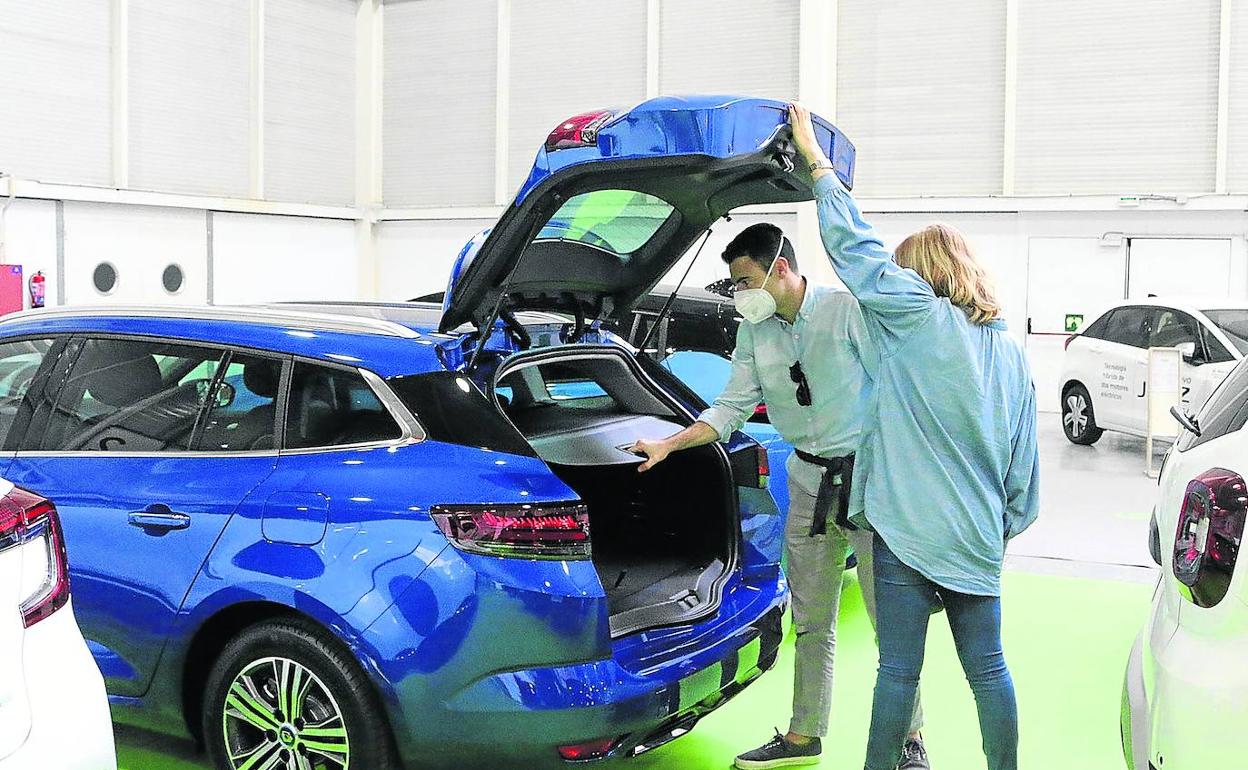 Una pareja se interesa por un vehículo nuevo durante la feria Ekodrive, que tuvo lugar el primer fin de semana de este mes. 