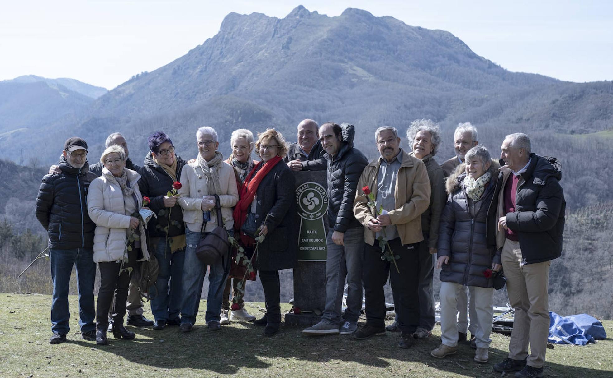 Monte Burnikurutzeta. Maixabel Lasa rodeada de amigos y de los actores Blanca Portillo y Luis Tosar, junto a la estela que recuerda a Juan Mari Jáuregui, en el rodaje. 