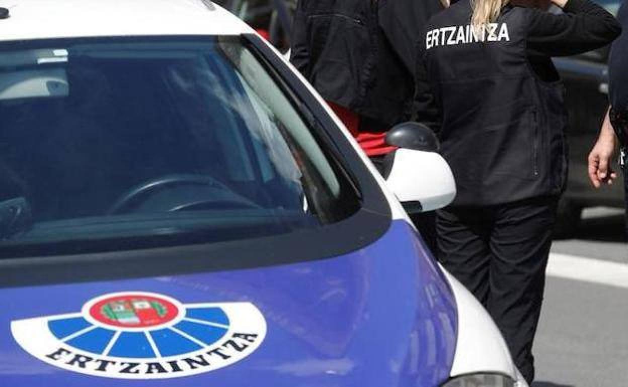 Irun: Detienen a un hombre de 32 años por amenazar e insultar a una camarera por su condición sexual