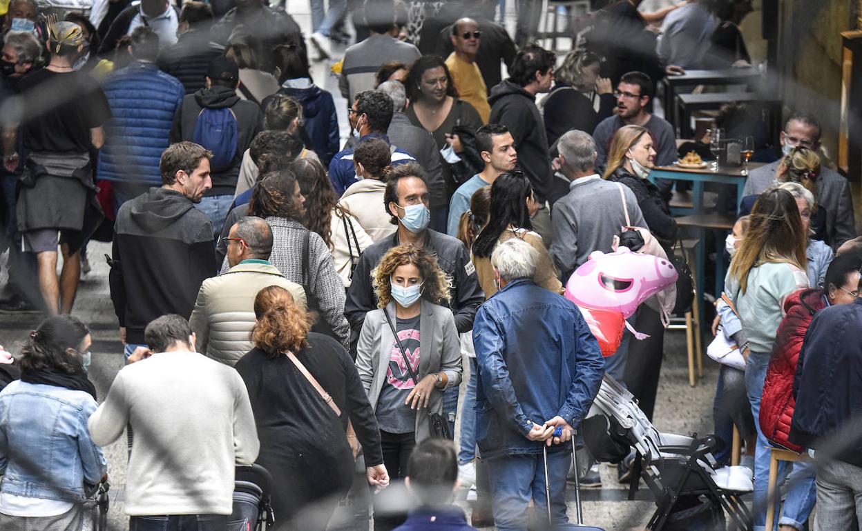 Visitantes en la Parte Vieja de San Sebastián durante este Puente.