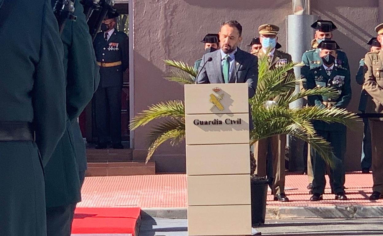 El delegado del Gobierno en Euskadi, Denis Itxaso, durante su intervención en el cuartel de la Guardia Civil en Sansomendi.