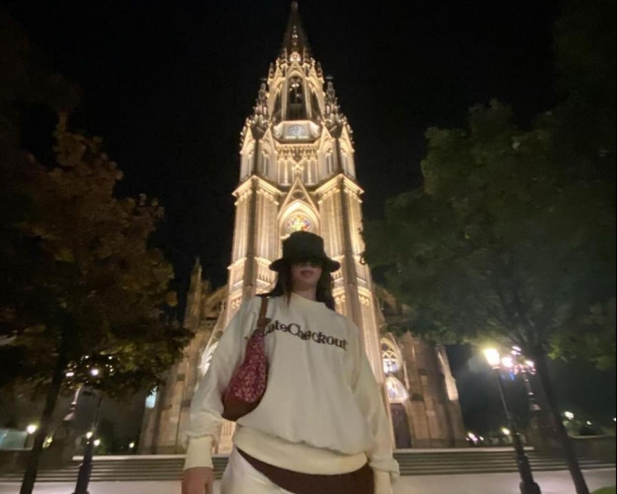 Nathy Peluso, frente a la catedral del Buen Pastor.