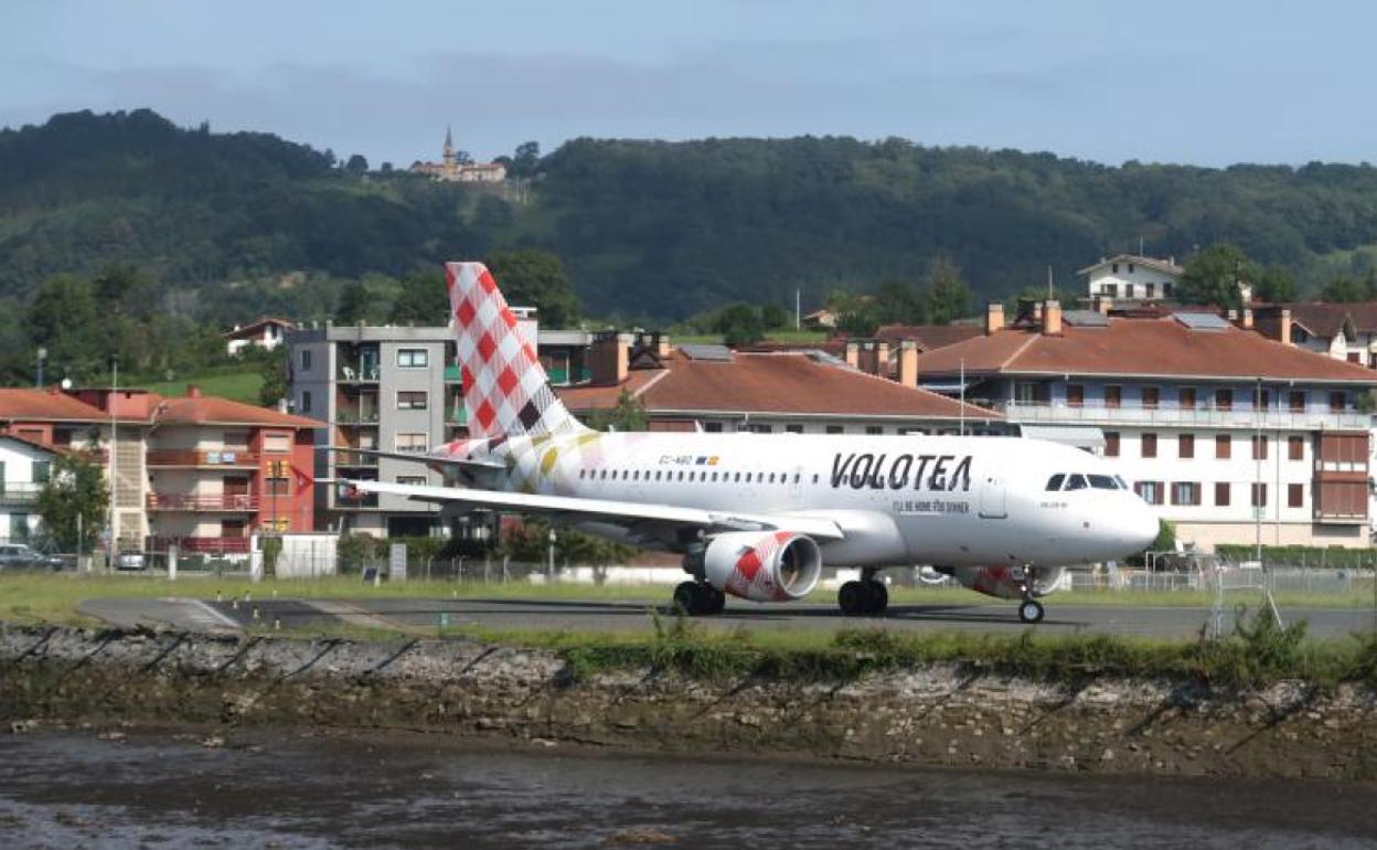 Un avión de Volotea, el pasado agosto en la pista de Hondarribia. 