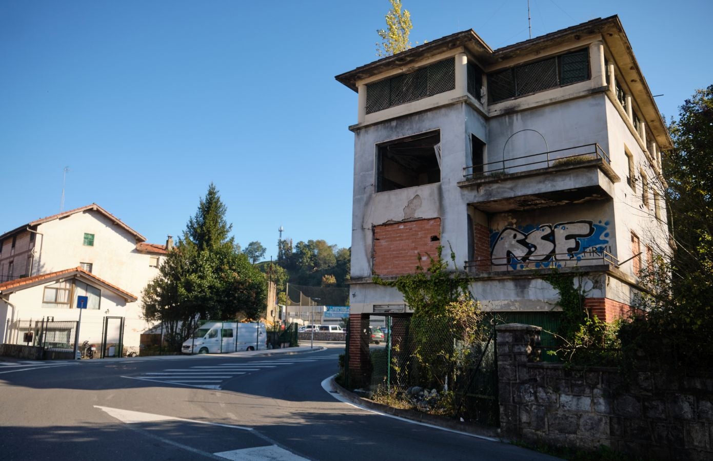Fotos: Desalojan dos edificios ocupados en Donostia
