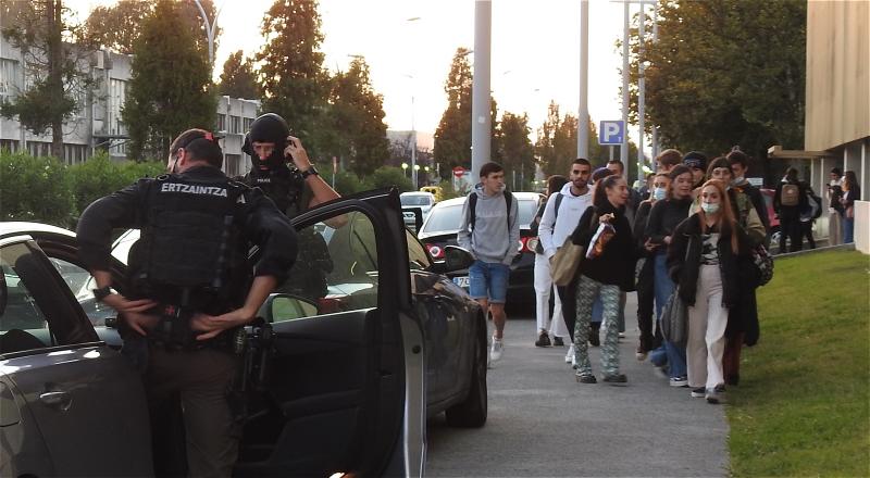 Fotos: Un hombre armado irrumpe en el campus de Leioa de la UPV/EHU