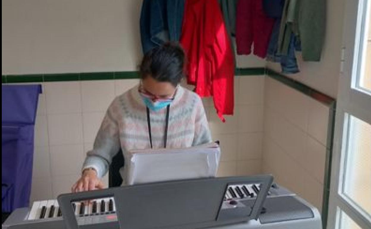 Nora al teclado durante la pasada celebración del Día Mundial de la Salud Mental