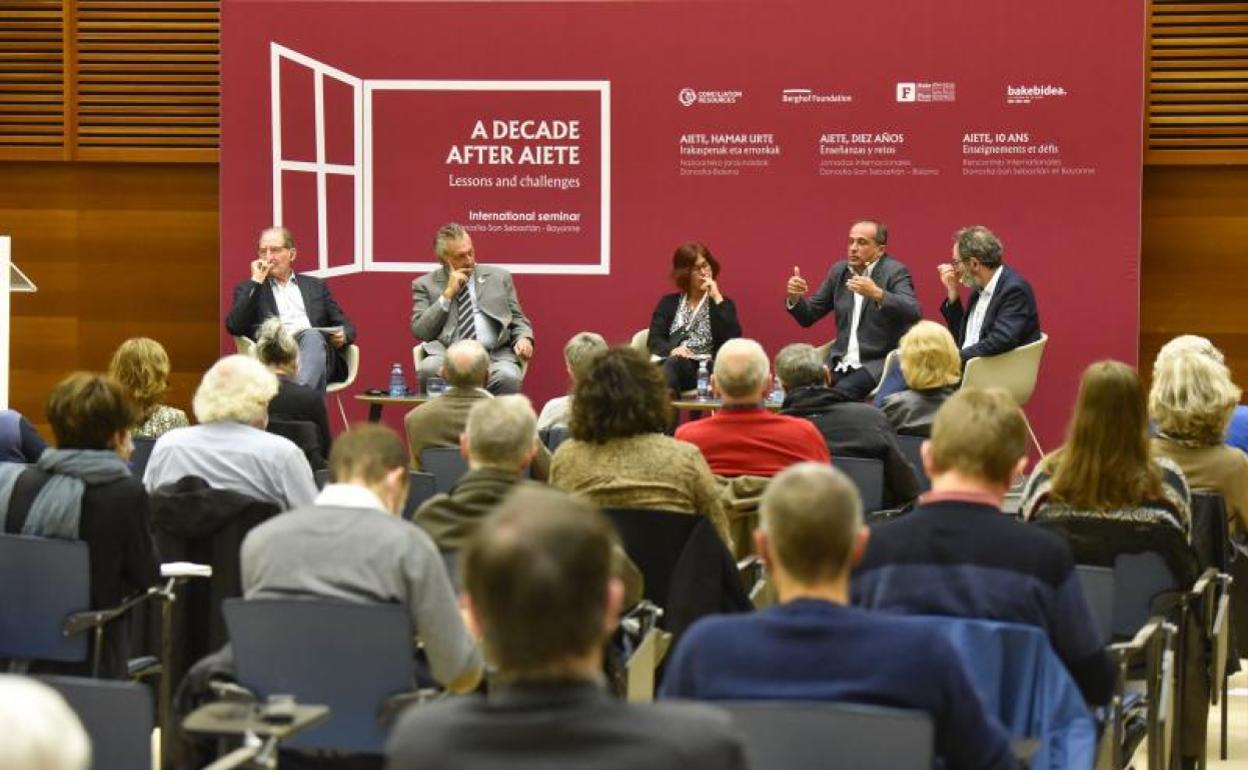 Mesa redonda de 'Aiete, diez años después' celebrada este viernes en el Kursaal.