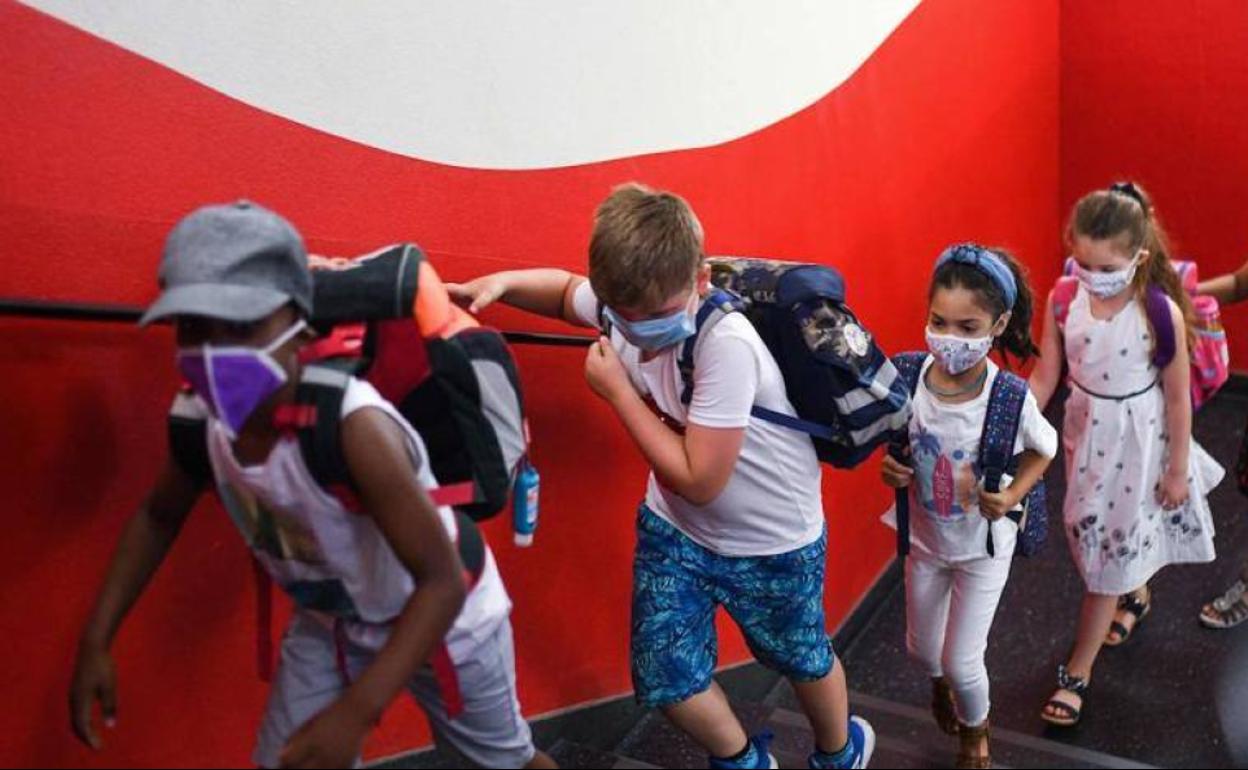 Un grupo de escolares con su mascarilla en Primaria. 