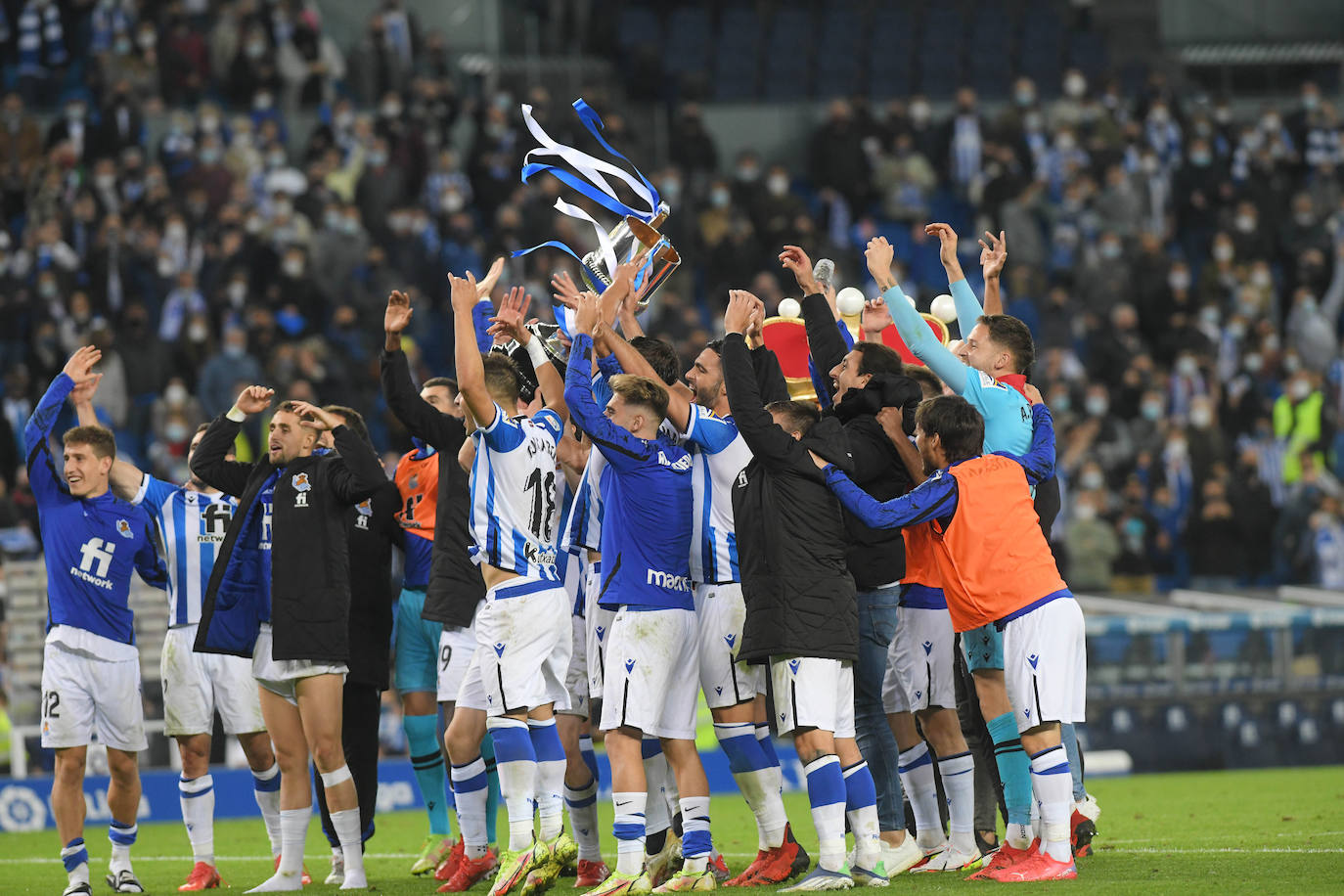 Fotos: Los jugadores sacan a pasear la Copa del Rey ante la afición