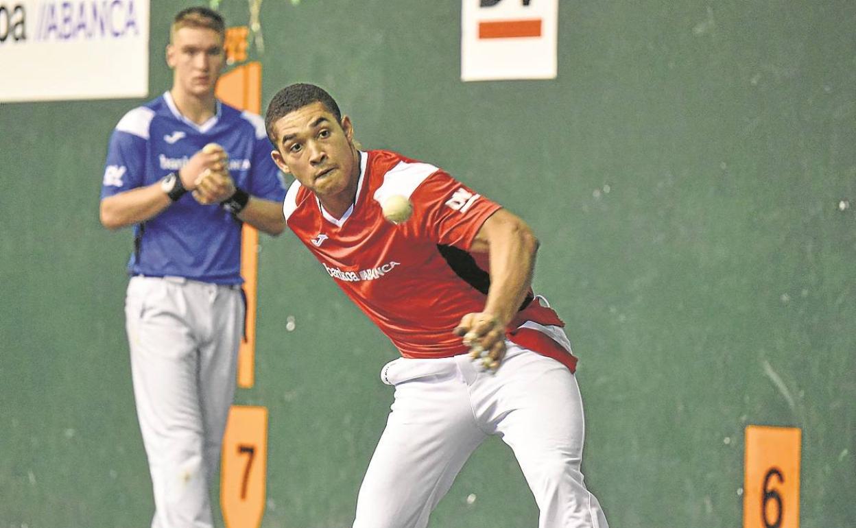 Aaron Arbizu prepara uno de sus derechazos con Pablo Cordón a la espalda, ayer en el Ederrena. 