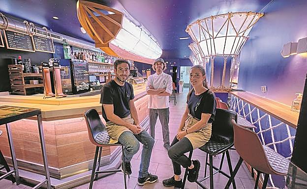 Carlos Artaza, Borja Olano y Ane Puy, tres de los socios del bar Kapadokia de la calle Pescadería.