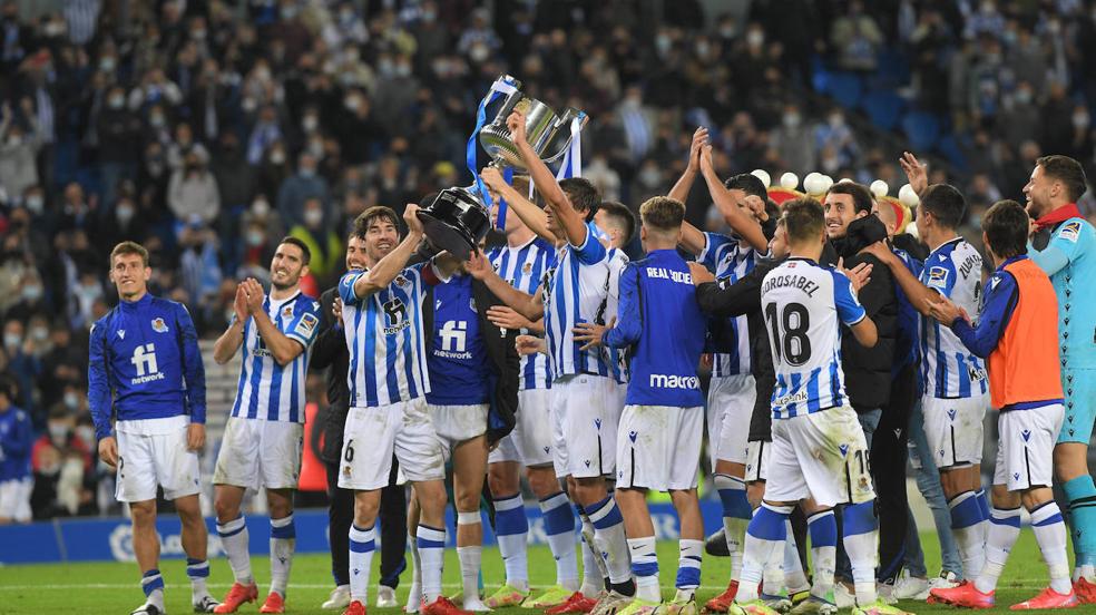 Los jugadores sacan a pasear la Copa del Rey ante la afición