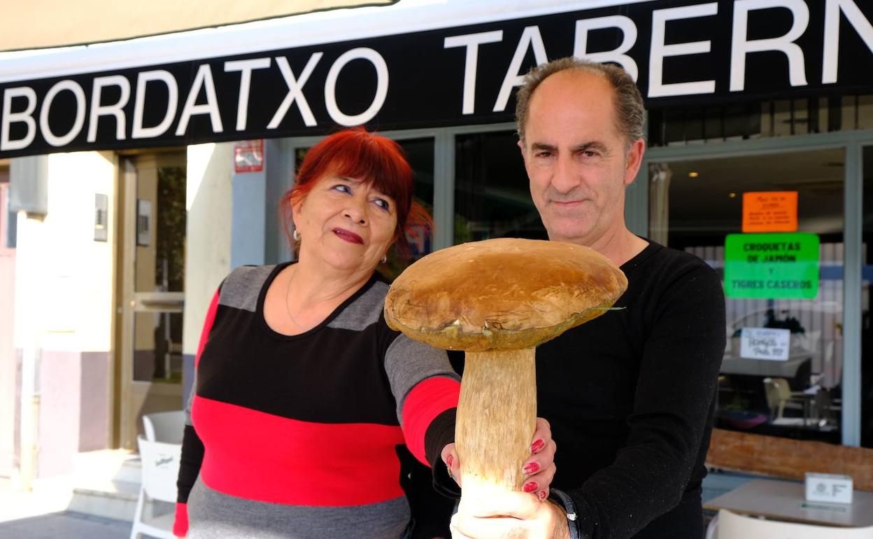 Isabel Campos y Txomin Barriga muestran el hongo de gran tamaño encontrado en Brinkola.