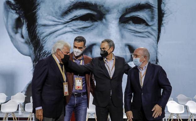 González, Sánchez, Rodríguez Zapatero y Almunia posan en la inaguración este sábado del congreso del PSOE con una foto por detrás de Pérez Rubalcaba.