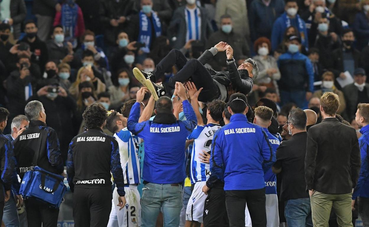 Imanol es manteado por sus jugadores y colaboradores en la celebración por el título copero. 