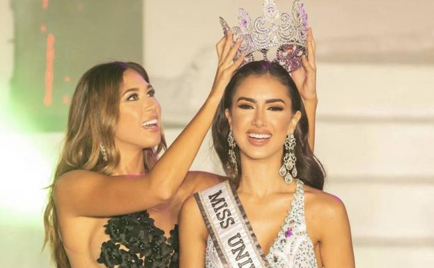 Sarah Loinaz recibe la corona de Miss Universo España 2021.