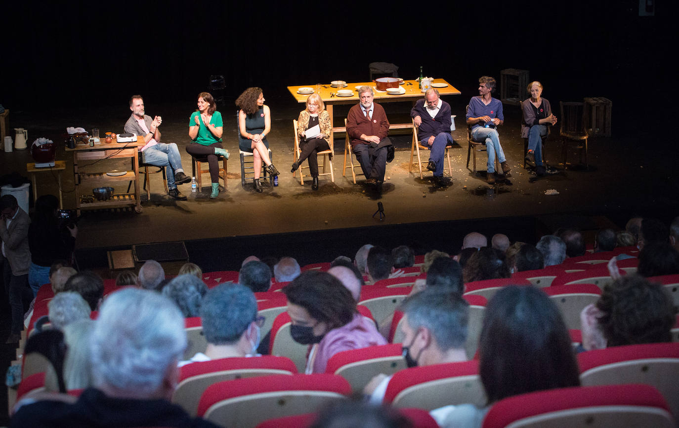 Fotos: Teatro documental en Irun sobre la violencia en Euskadi