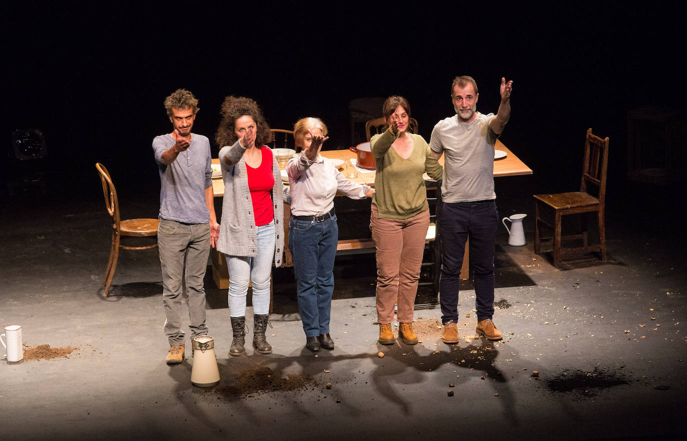 Fotos: Teatro documental en Irun sobre la violencia en Euskadi
