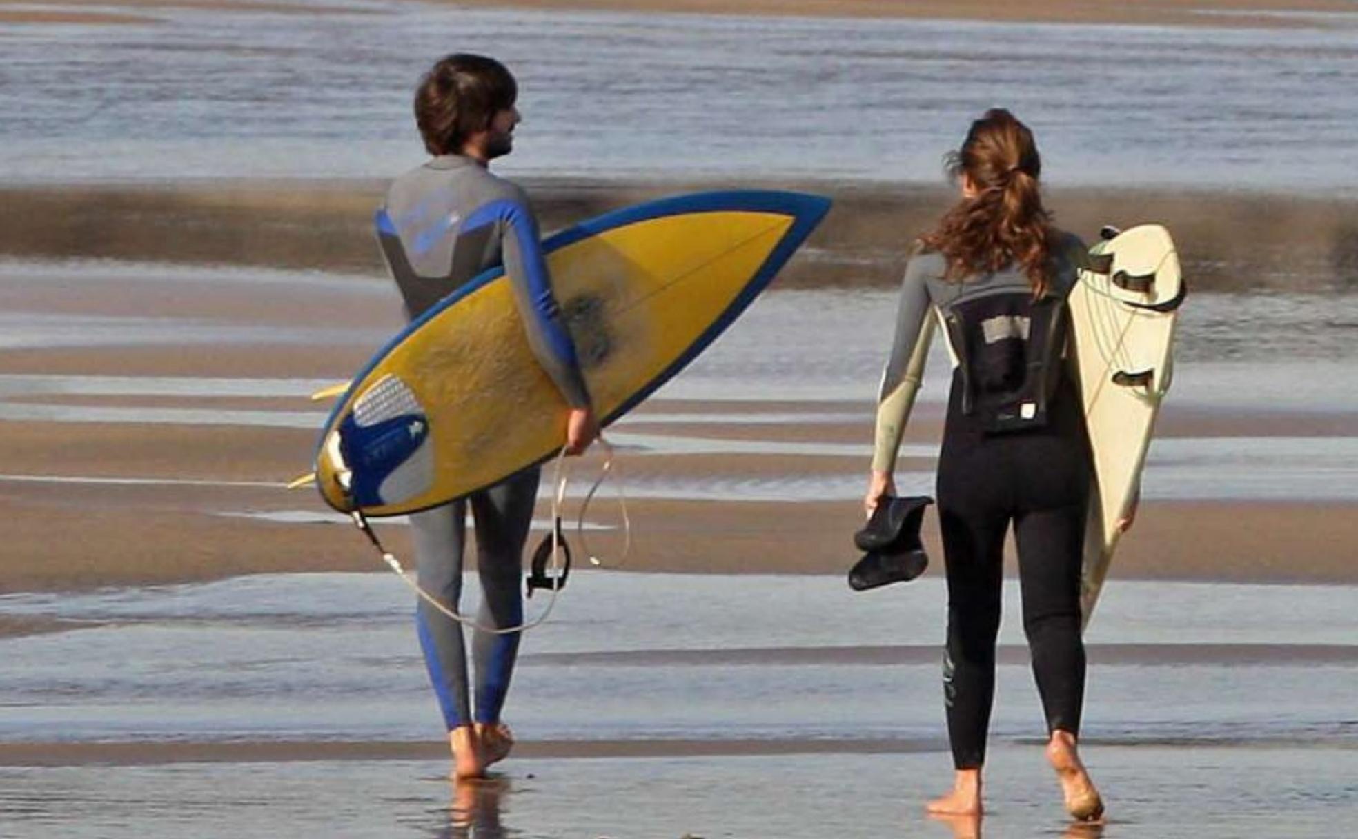 Dos surfistas, en la playa de la Zurriola de San Sebastián. 