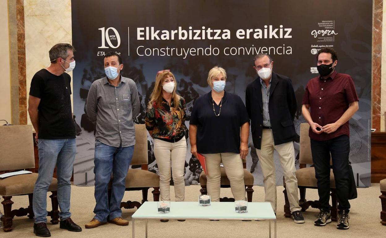 Mikel Basabe, Josu Elespe, Carmen Gisasola, Edurne Albizu, Peio Salaburu y Aitor Gabilondo, ayer en Donostia en el encuentro de Gogora. 