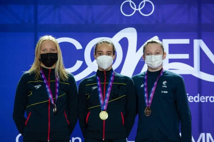 Nahia Garrido, en el centro de la imagen, en el podio de la prueba de 100 espalda. 