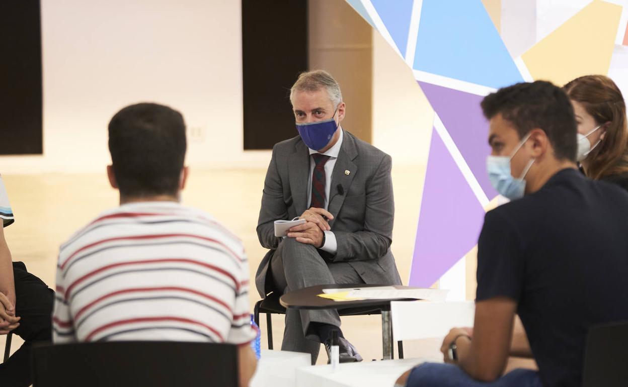 Urkullu, en el encuentro con jóvene que mantuvo el miércoles.