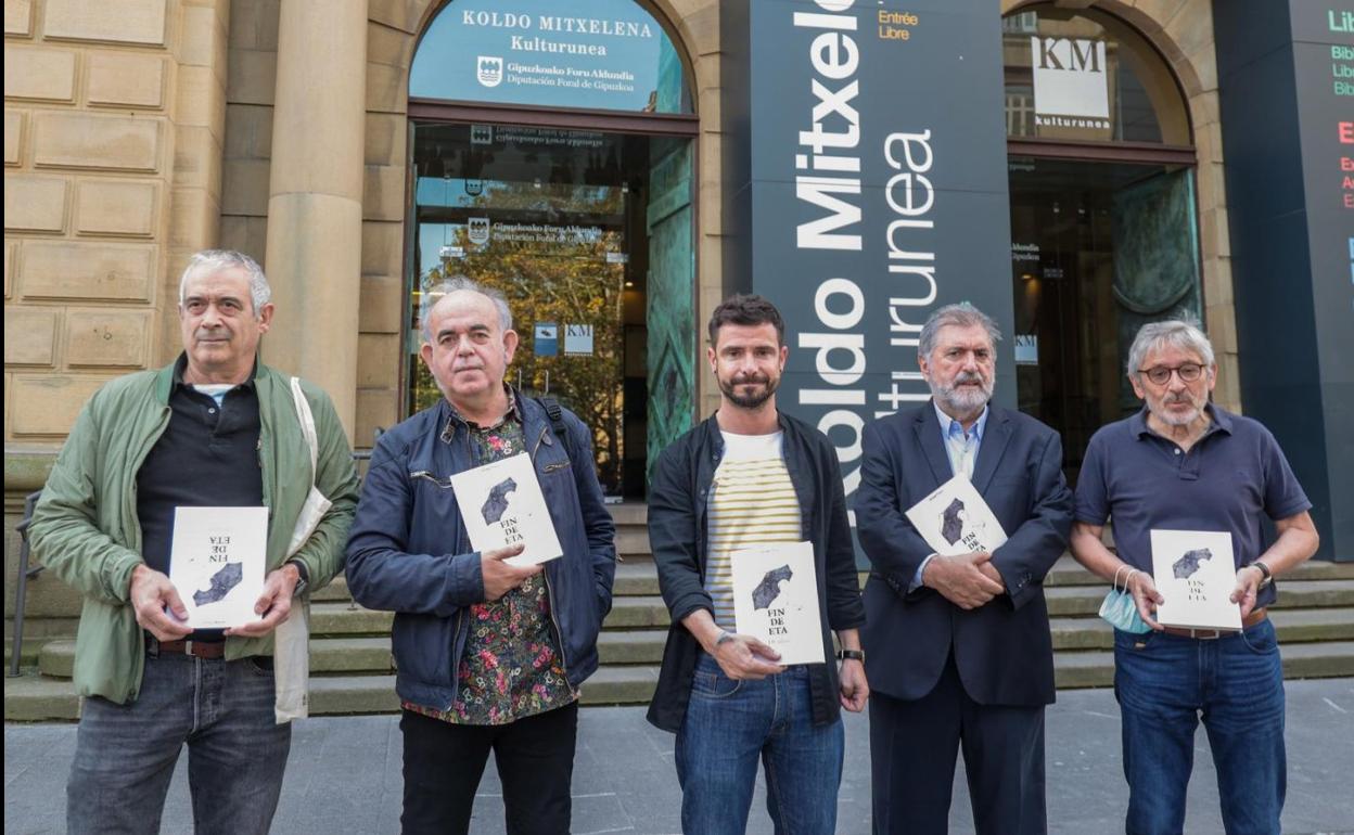 Alberto Aguirrezabal, Juaristi, Harkaitz Millán, Eguiguren y Castells. 