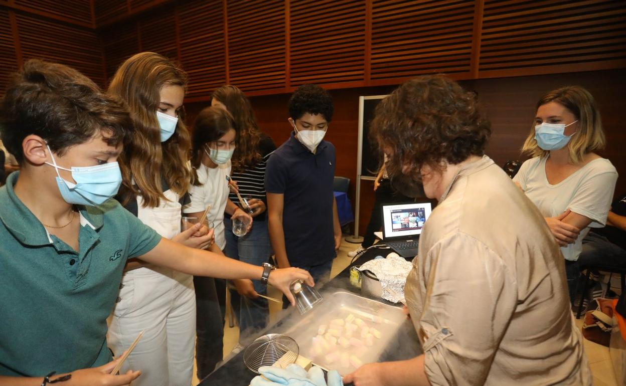 Los experimentos con nitrógeno líquido gustaron a los jóvenes que se acercaron ayer al Kursaal. 