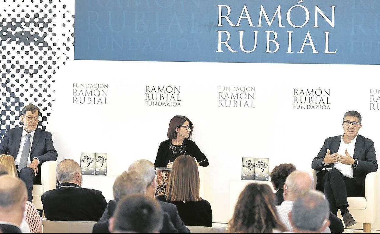 El expresidente del TSJPV, José Luis Ibarra, la periodista Lourdes Pérez y el exlehendakari Patxi López en la presentación del libro.