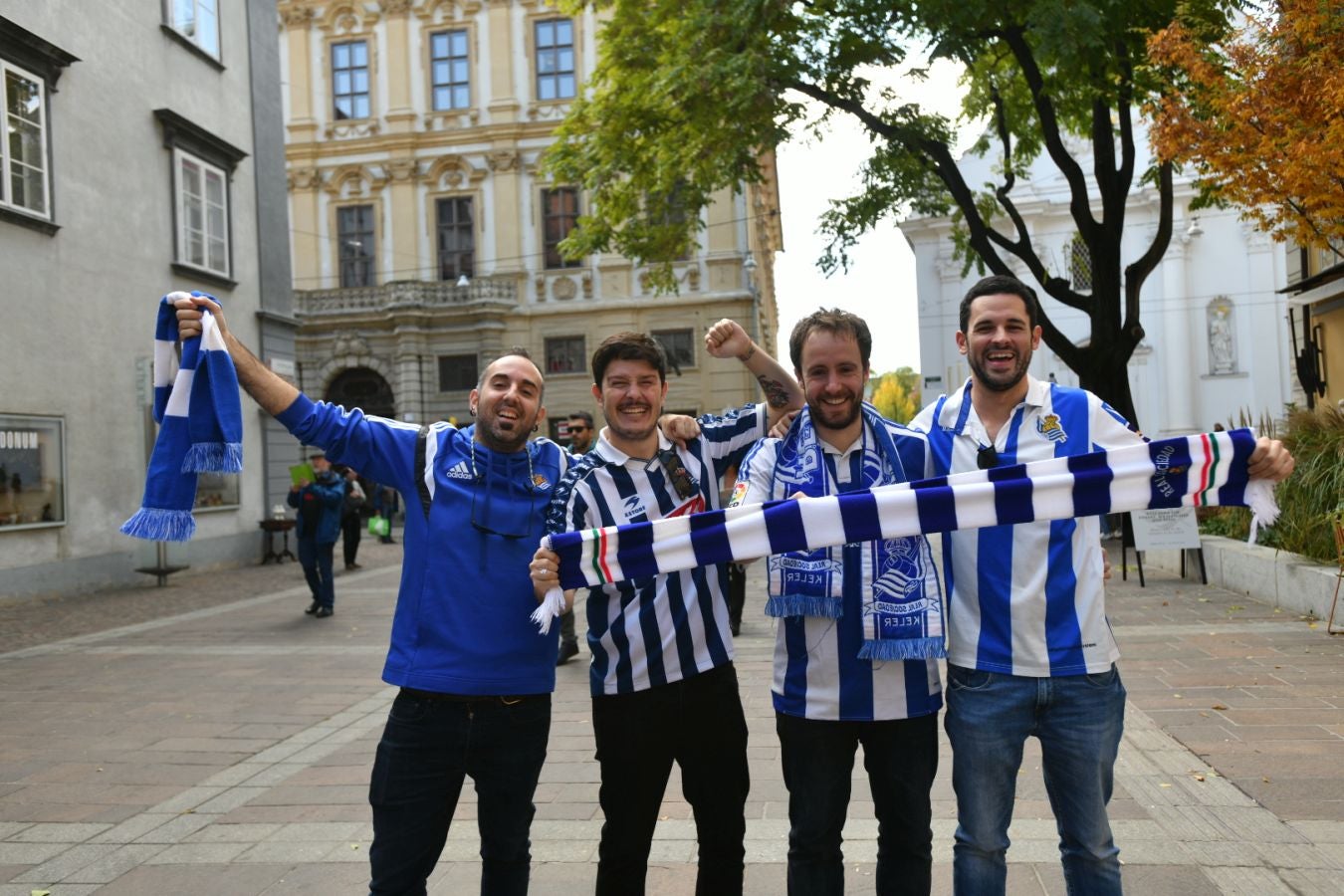 Los aficionados de la Real Sociedad se dejaron ver en las calles de la ciudad austriaca en las horas previas al decisivo choque ante el Sturm Graz. 