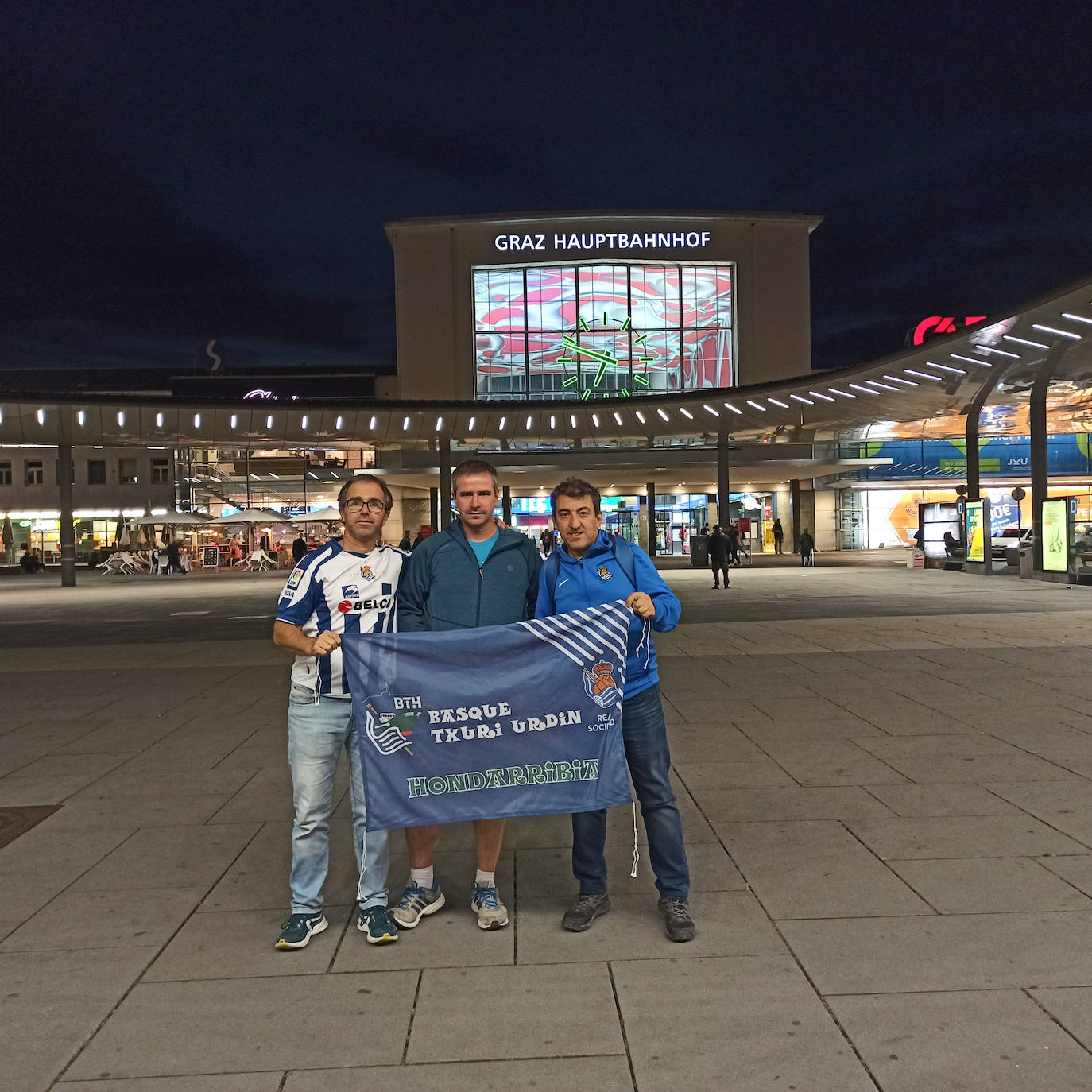 Los aficionados de la Real Sociedad se dejaron ver en las calles de la ciudad austriaca en las horas previas al decisivo choque ante el Sturm Graz. 