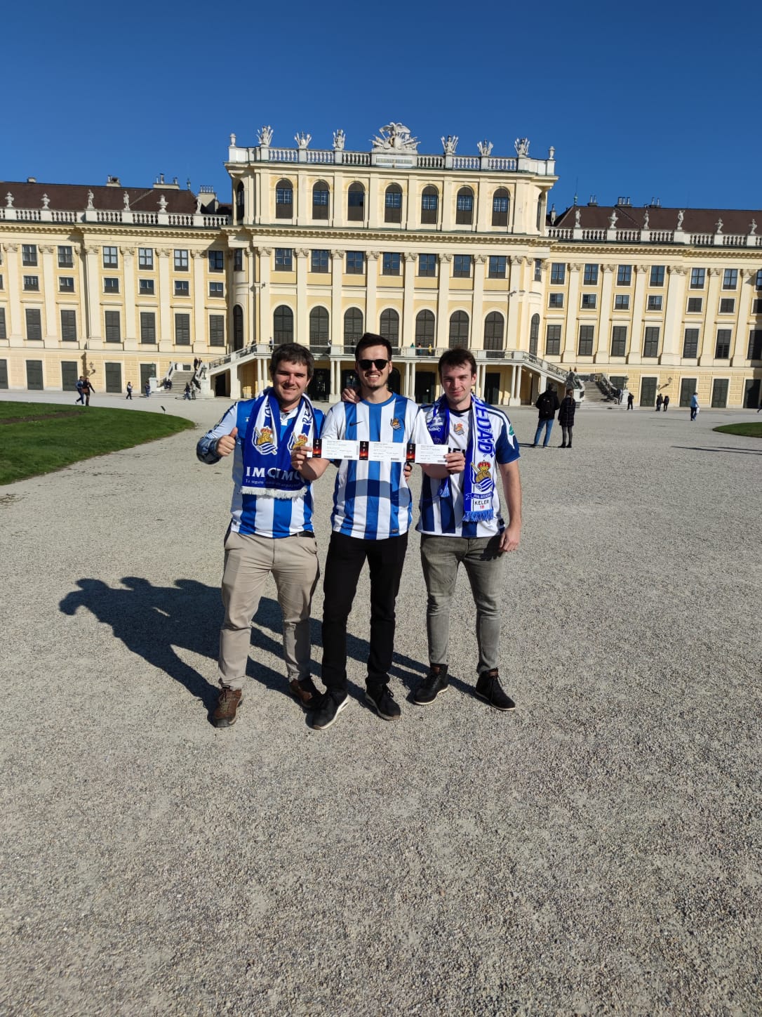 Los aficionados de la Real Sociedad se dejaron ver en las calles de la ciudad austriaca en las horas previas al decisivo choque ante el Sturm Graz. 