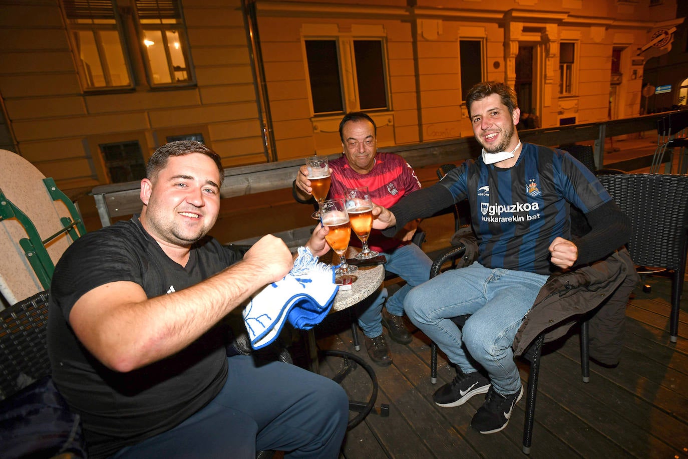 Los aficionados de la Real Sociedad se dejaron ver en las calles de la ciudad austriaca en las horas previas al decisivo choque ante el Sturm Graz. 