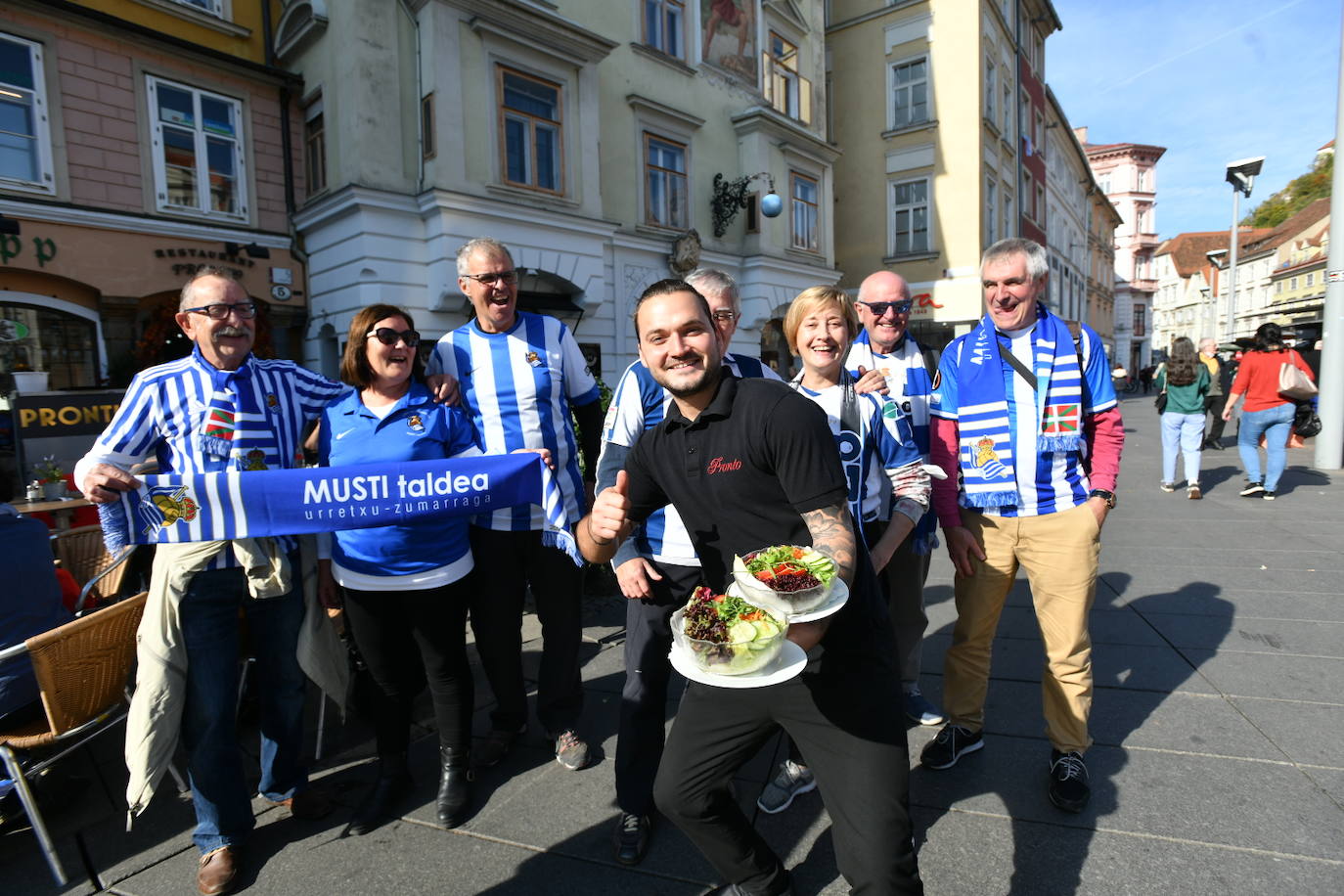Los aficionados de la Real Sociedad se dejaron ver en las calles de la ciudad austriaca en las horas previas al decisivo choque ante el Sturm Graz. 