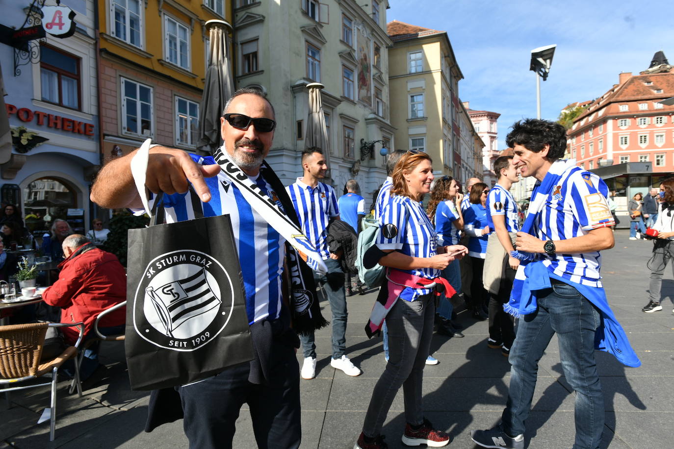 Los aficionados de la Real Sociedad se dejaron ver en las calles de la ciudad austriaca en las horas previas al decisivo choque ante el Sturm Graz. 