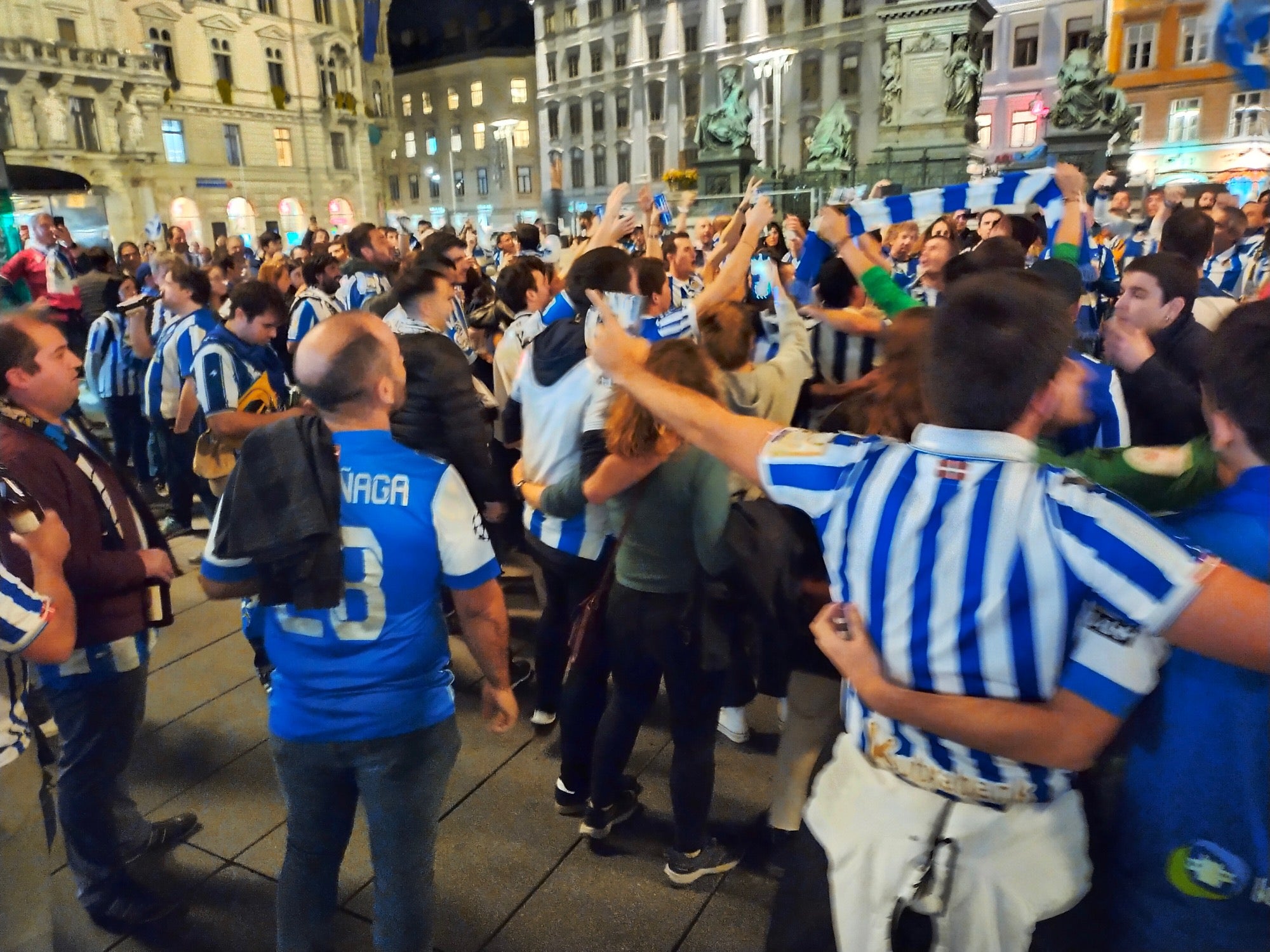 Los aficionados de la Real Sociedad se dejaron ver en las calles de la ciudad austriaca en las horas previas al decisivo choque ante el Sturm Graz. 