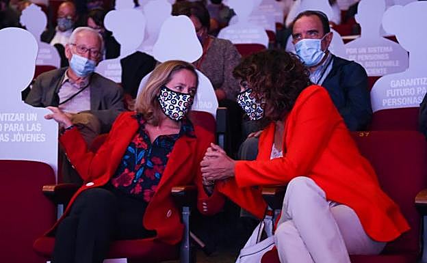 Las ministras Calviño (izq.) y Montero, ambas de rojo, durante el Congreso de CC OO. 